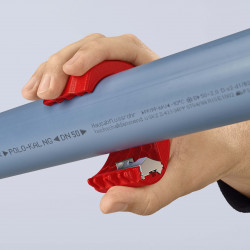 902210BK Труборез BiX® для пластиковых труб и уплотнительных втулок 72 mm KNIPEX